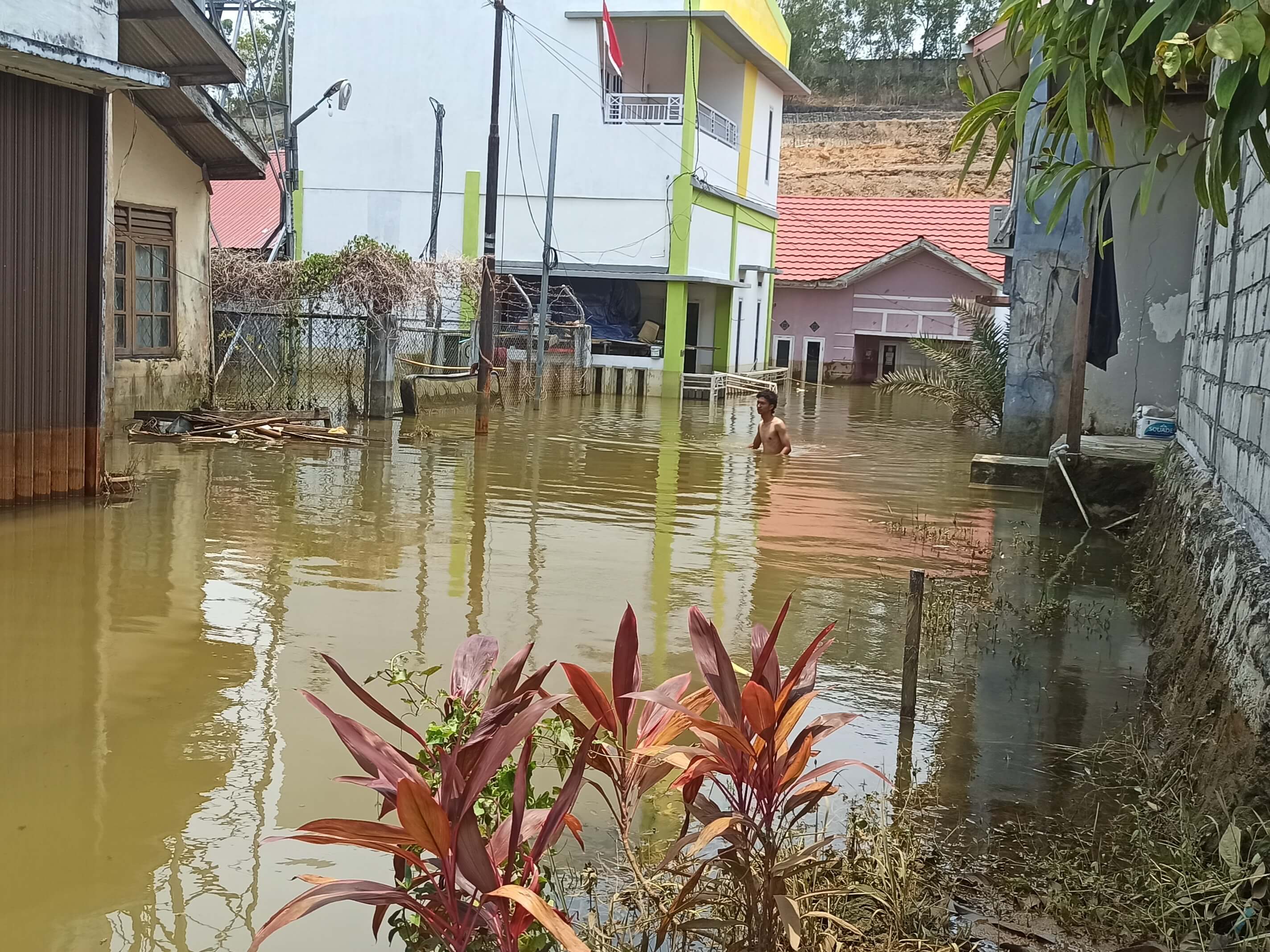 Tiga Janji Rahmad Mas'ud Selesaikan Banjir 22 Rumah Warga Perumahan GPA