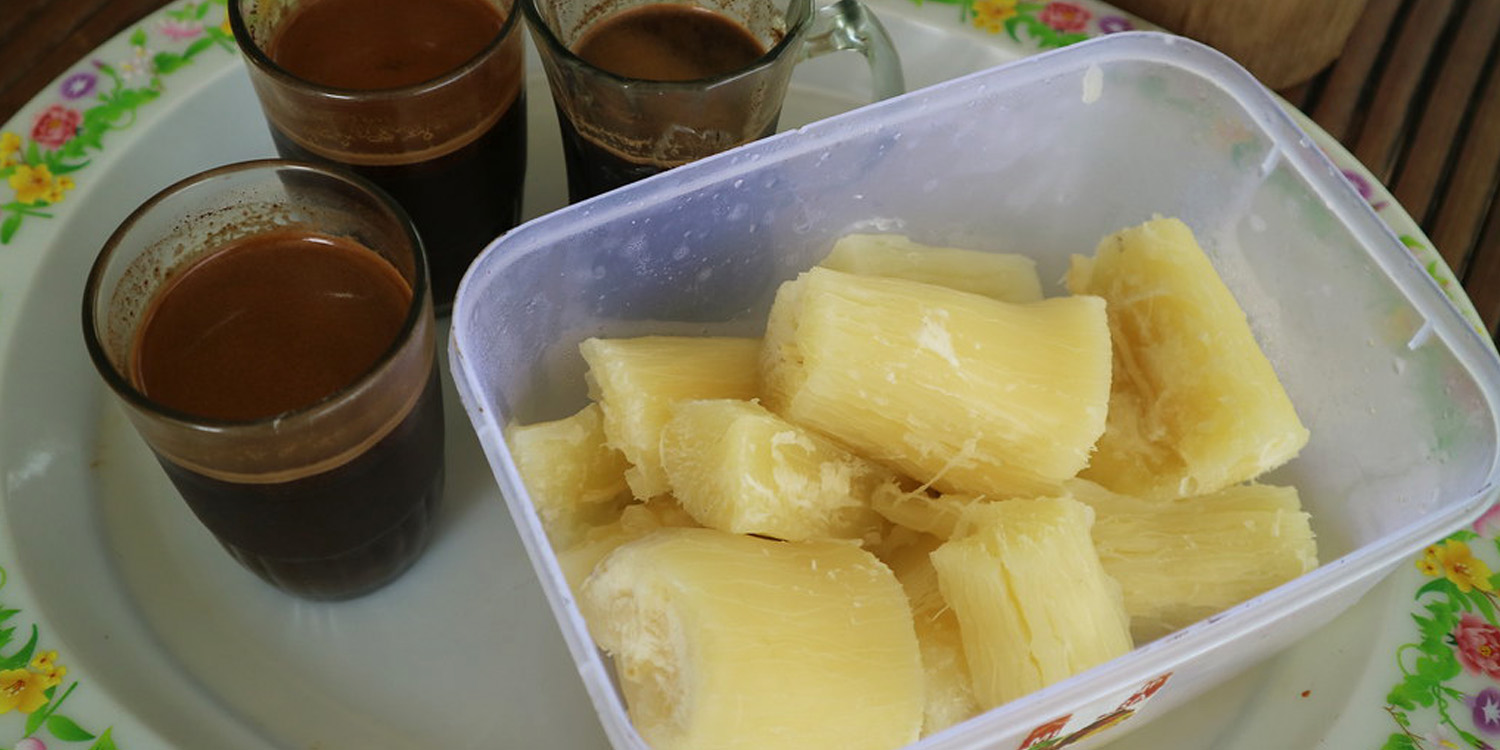 Suka Makan Singkong Rebus Sambil Minum Kopi? Ternyata Bahayanya Enggak Main-Main