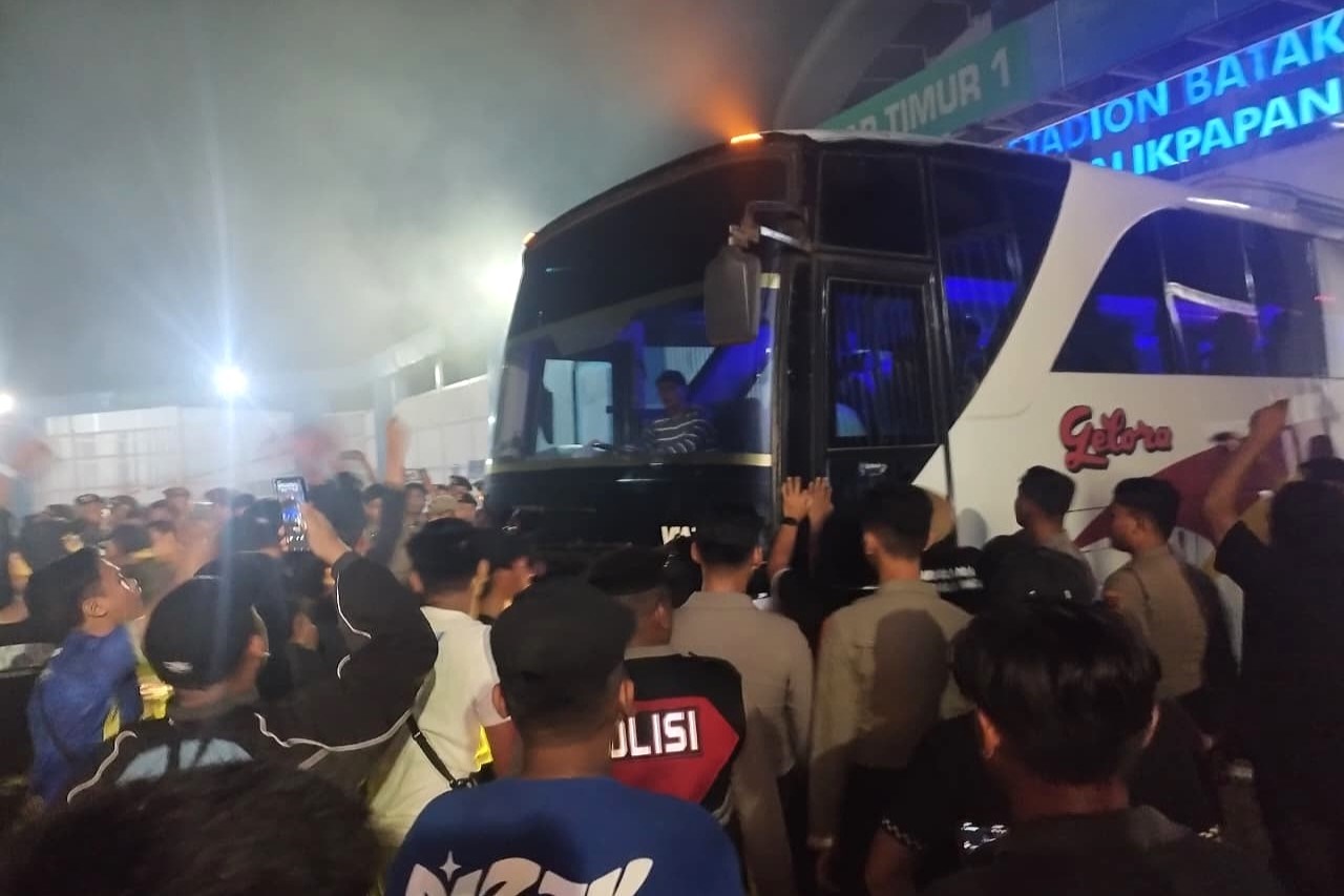 Suporter Persiba Balikpapan Hadang Bus Pemain, usai Tim Kesayangan Kalah Tipis di Laga Kandang 