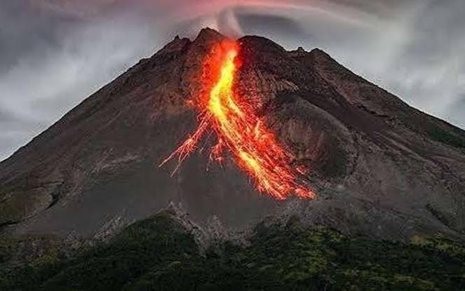 Merapi Kembali Luncurkan Awan Panas BPPTKG Mencatat Awan Panas Meluncur Sejauh 2 Kilometer