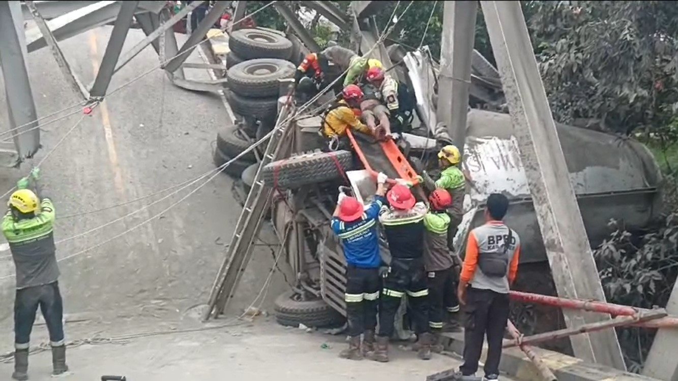 Breaking News! Jembatan Busui Ambruk, Jalur Lintas Provinsi Kaltim - Kalsel Lumpuh