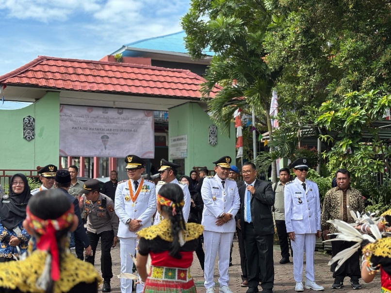Tinjau MBG di SDN 015 Balikpapan, Wamendagri Disambut Tarian Adat