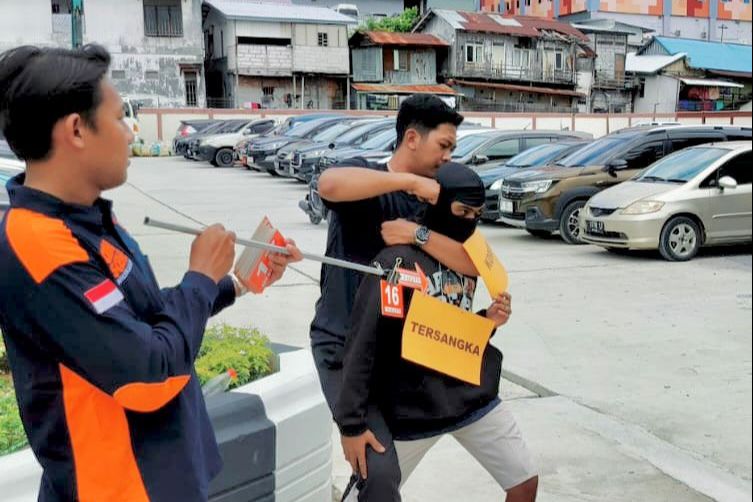 42 Adegan Rekonstruksi Kasus Pembunuhan Remaja 19 Tahun di Balikpapan, Tersangka Tersinggung Ucapan Korban