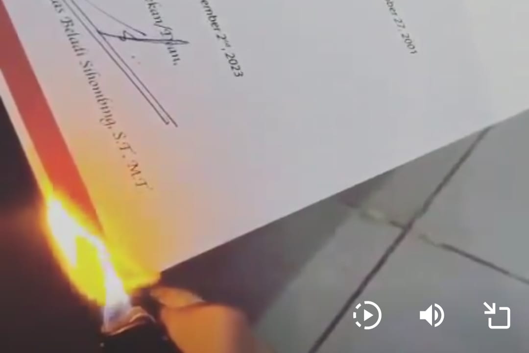 Tuntut Kembalikan Helm, Wanita ini Bakar Ijazah Mantan