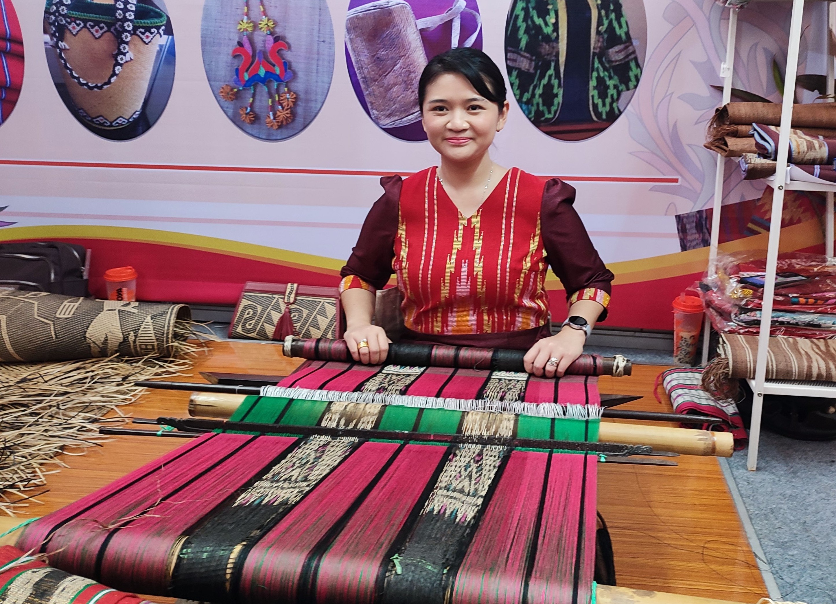 Sulam Tumpar hingga Ulap Doyo, Dekranasda Kutai Barat Curi Perhatian di Kaltim Fair 2025 