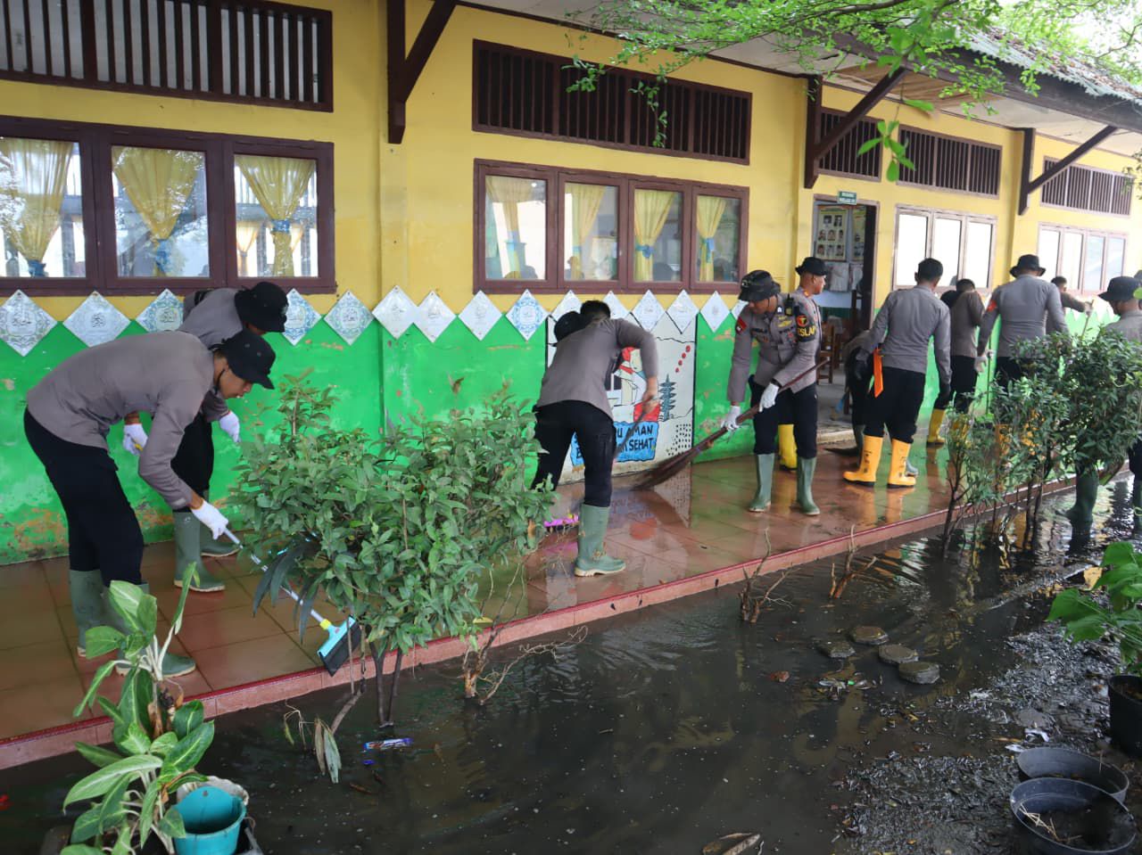 Pulihkan Sarana Pendidikan jadi Prioritas Brimob Kaltim di Aceh Setelah Ditimpa Bencana