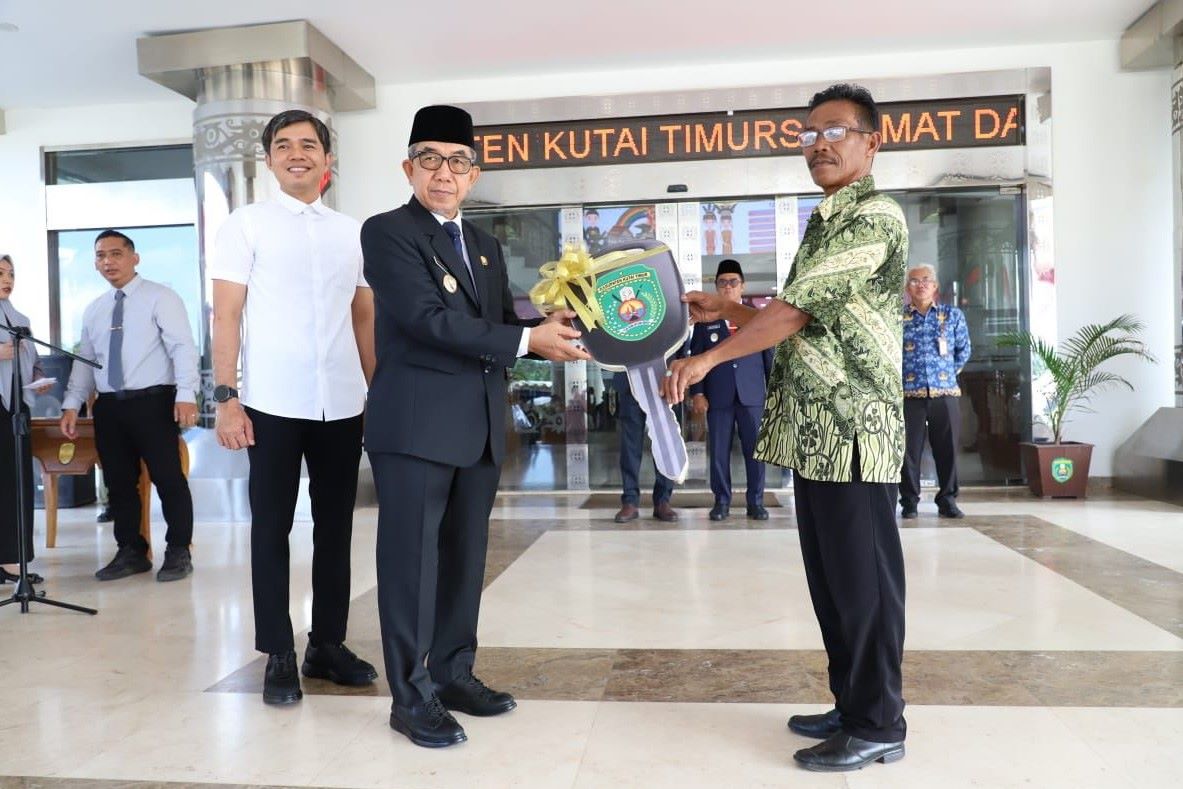 Bupati Kutim Serahkan 35 Motor Operasional untuk Ketua RT Singa Gewe