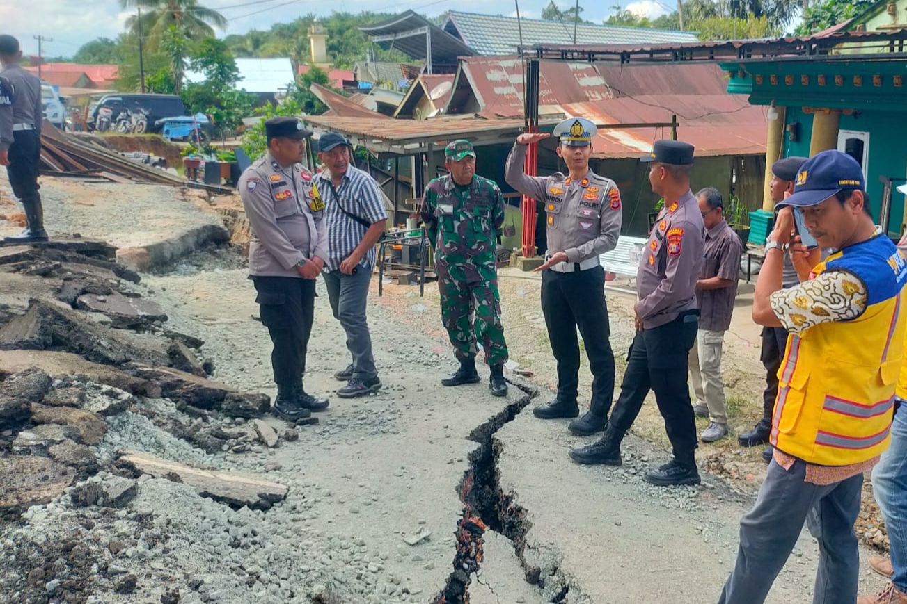 Polres Kukar Peringatkan Truk Agar Tidak Melintasi Jalur Longsor di Loa Janan, Kutai Kartanegara