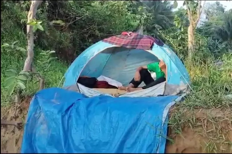 Terlantar usai Orangtua Bercerai, Bocah SD ini Tinggal Sendirian di Hutan 