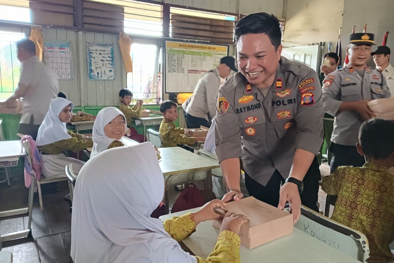 Dukung Program Makan Bergizi Nasional, Kepolisian di Kukar Berbagi Makanan di Sekolah