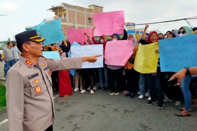 Kecewa Kabid Propam ‘Berprestasi’ Dimutasi, Warga Gelar Unjuk Rasa