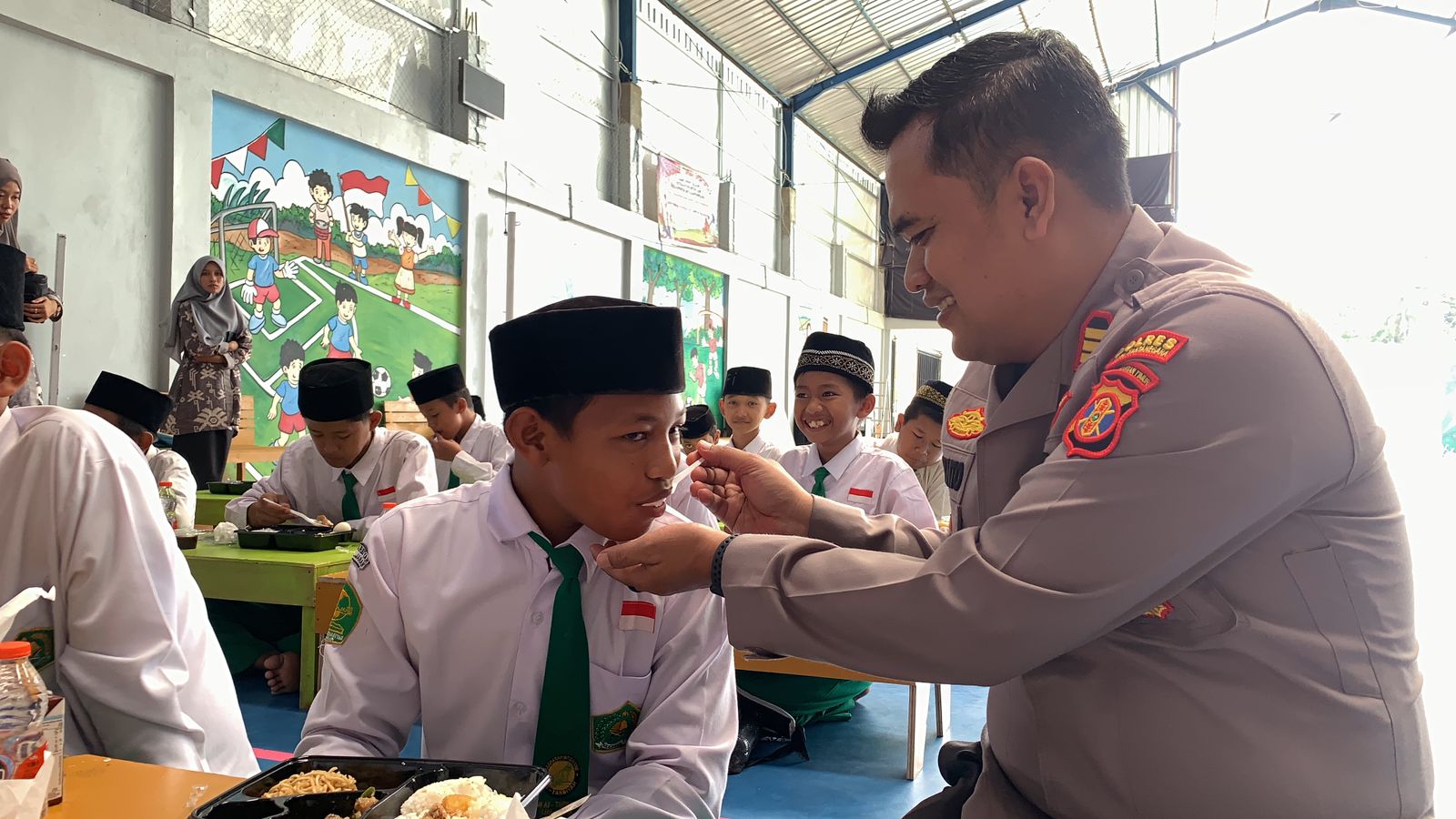 Polsek Loa Janan Berbagi Makanan Bergizi untuk Dukung Program Nasional Asta Cita