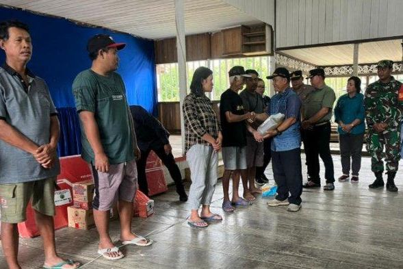 Salurkan Bantuan Kebakaran di Long Hubung, Wabup Mahulu Minta Semua Kampung Sediakan Alat Pemadam
