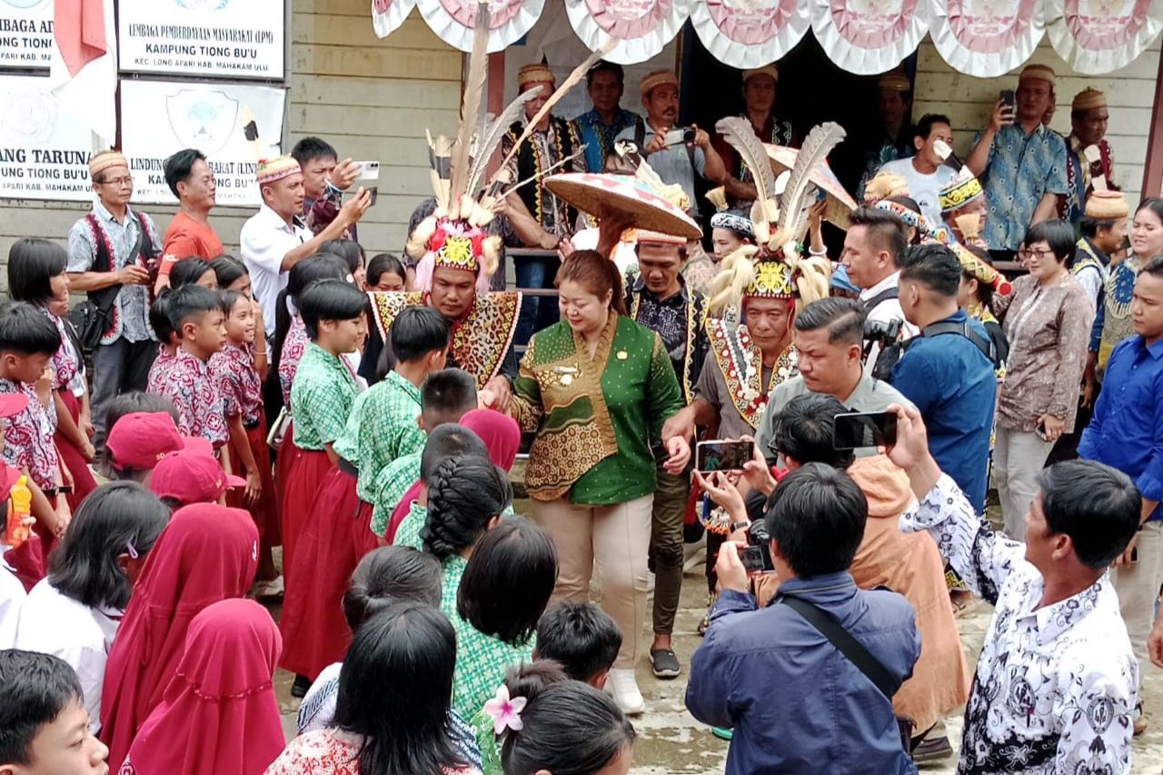 Bupati Angela Kagum dengan Semangat Sekolah Anak-anak di Perbatasan Mahulu di Tengah Keterbatasan