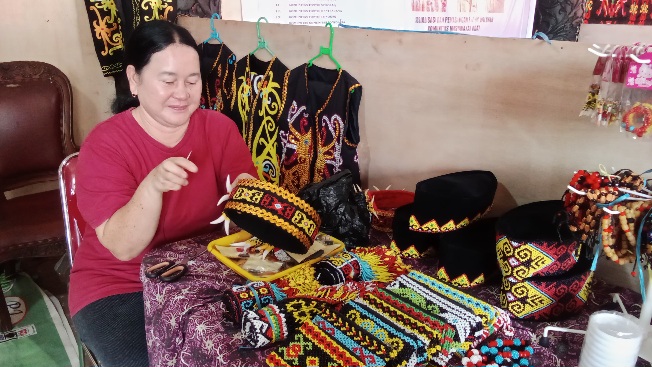 Kerajinan Tangan Ibu Papang jadi Magnet Pengunjung di PEDA KTNA XI Kaltim