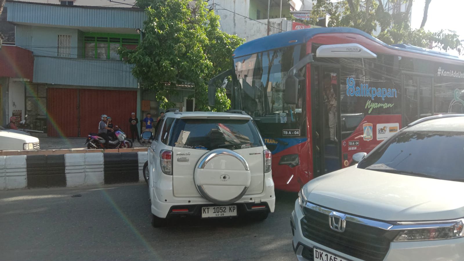 Insiden Kecelakaan Libatkan Bus Bacitra dengan Toyota Rush di Balikpapan