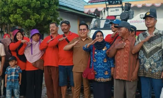 Wabup Rendi Solihin Bagikan Bantuan Pertanian di Desa Panca Jaya