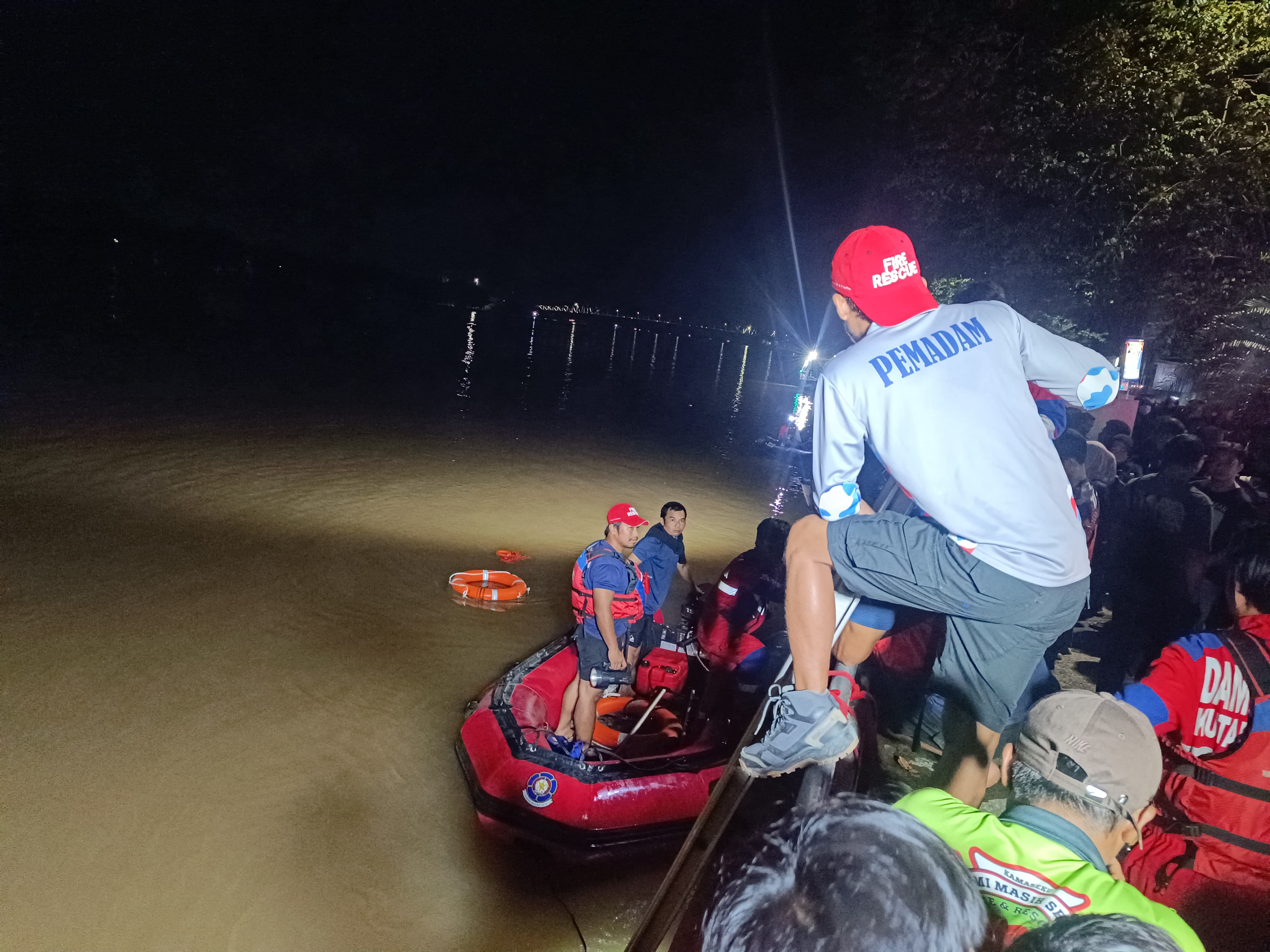Badut Tenggelam Saat Selamatkan Kepala Kostum di Sungai Mahakam