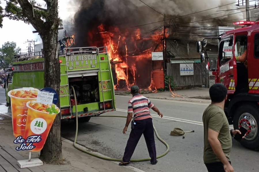 Pom Mini Terbakar, Warga Jl Wahid Hasyim Samarinda Panik Menyelamatkan Diri