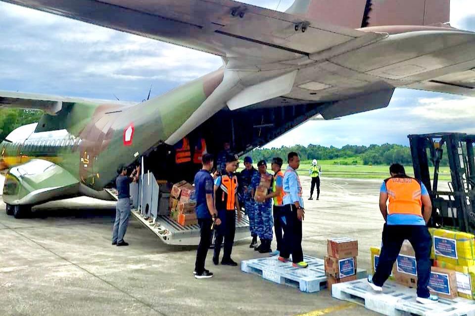 Pesawat CN-295 Terbangkan Donasi dari Lanud Dhomber untuk Korban Banjir Bandang di Sumatra