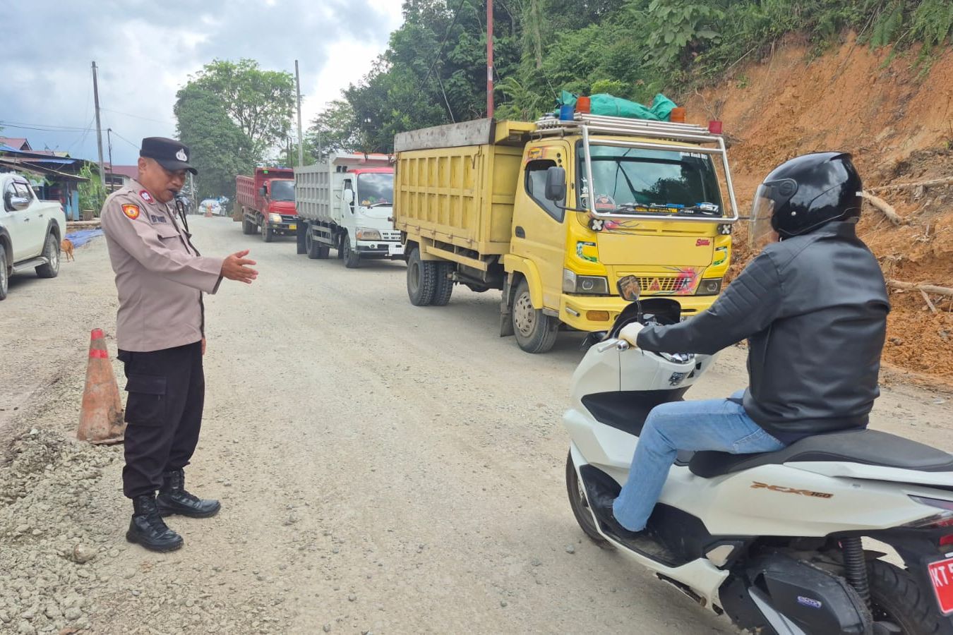 Jalan Longsor di Km 28 Loa Janan: Gunakan Sistem Buka-Tutup, Masih Terjadi Kemacetan