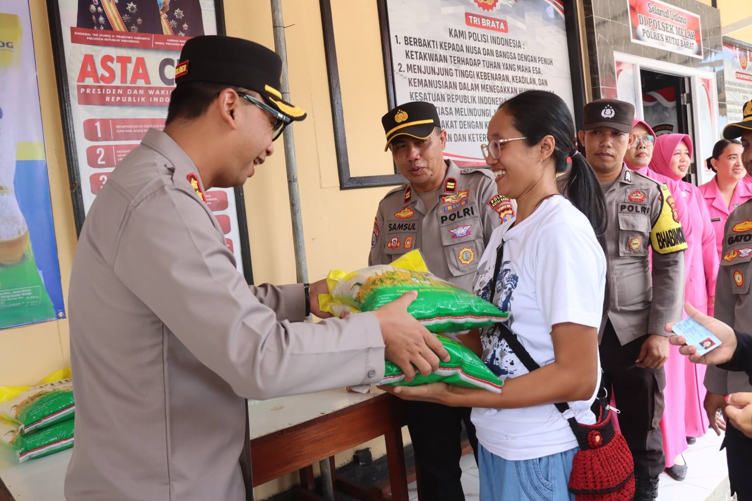Polres Kubar Salurkan 550 Sak Beras Murah Bulog, Warga Antusias Serbu Lokasi