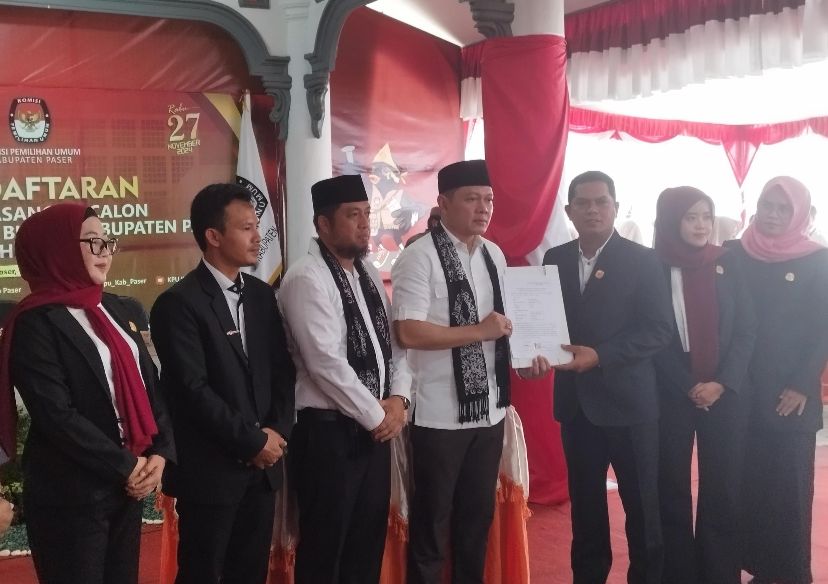 Diiringi Musik Rebana Fahmi - Ikhwan Resmi Mendaftar ke KPU Paser