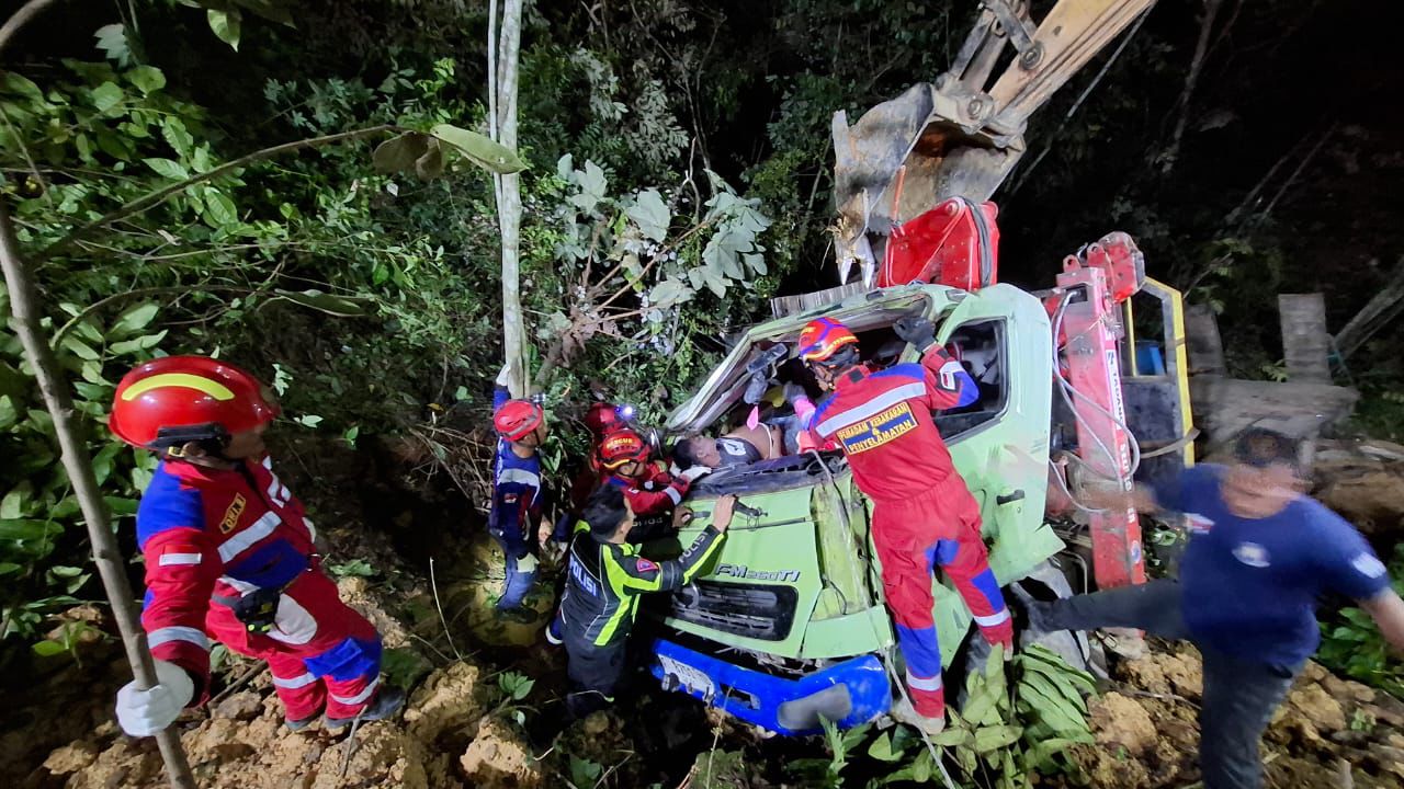 Shop Loader Pembawa Dozer Terjun ke Jurang di Poros Lamin Berau, 2 Tewas 1 Selamat