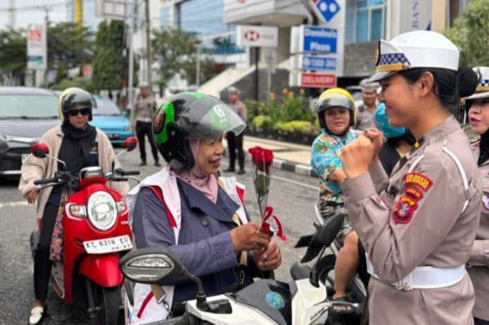 Semangat Kartini Masa Kini, Polwan Balikpapan Gaungkan Kesetaraan Gender kepada Pengendara