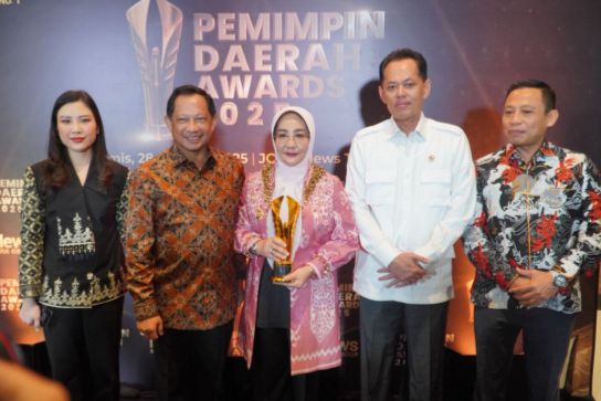 Bupati Berau Sri Juniarsih Mas Terima Penghargaan Pemimpin Daerah Award 2025