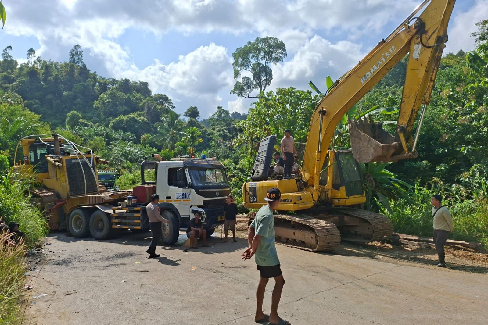 Trailer Bermuatan Dozer Tutup Akses Jalan di Gunung Soroq Siluq Ngurai Kutai Barat
