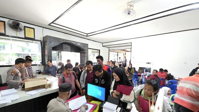 Antrean Panjang PPPK Paruh Waktu Urus SKCK di Polres Kutai Barat