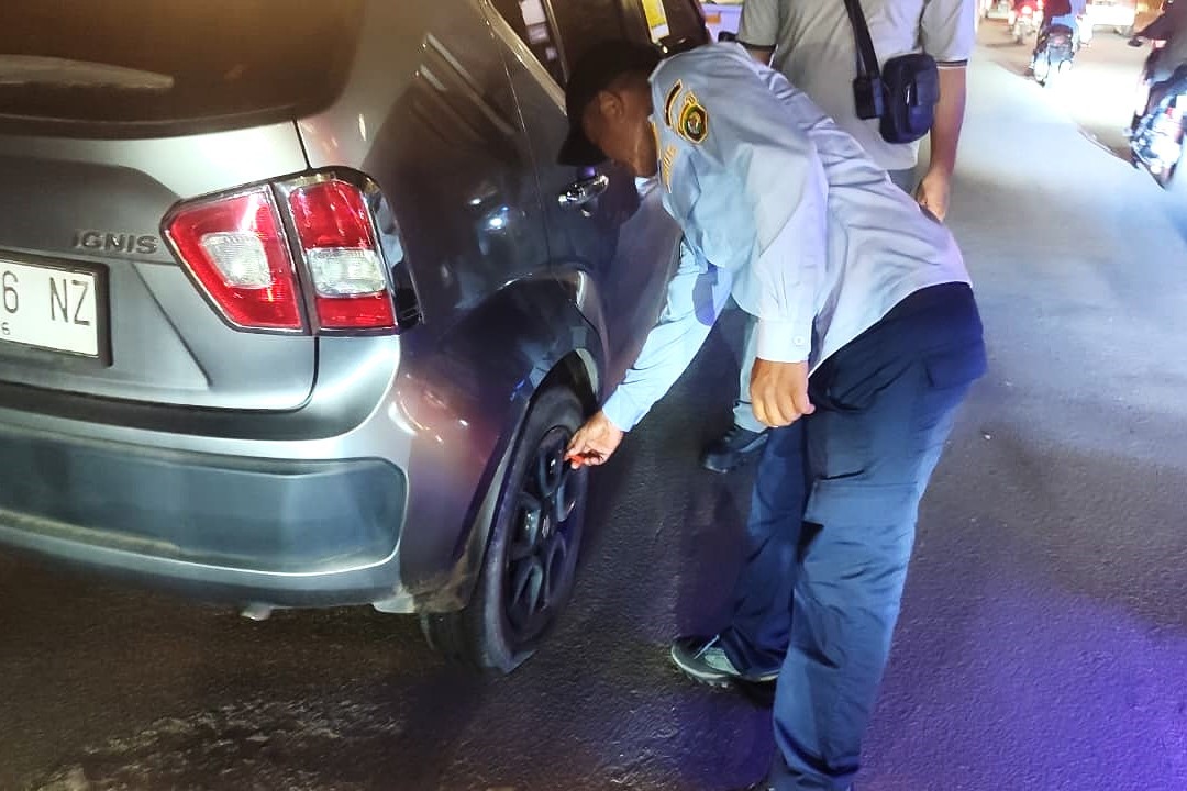 Parkir di Bahu Jalan, Dishub Samarinda Gembosi Puluhan Mobil di Depan Mall Robinson
