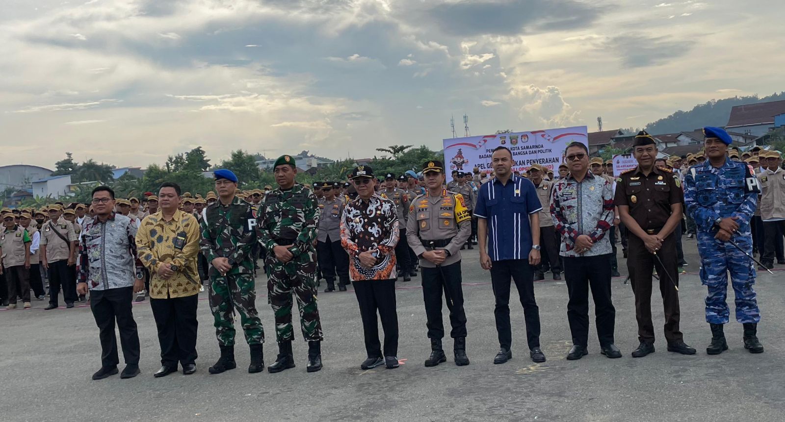 Pemkot Samarinda Serahkan 2.404 Personel Linmas Bantu Amankan TPS pada Pilkada 2024