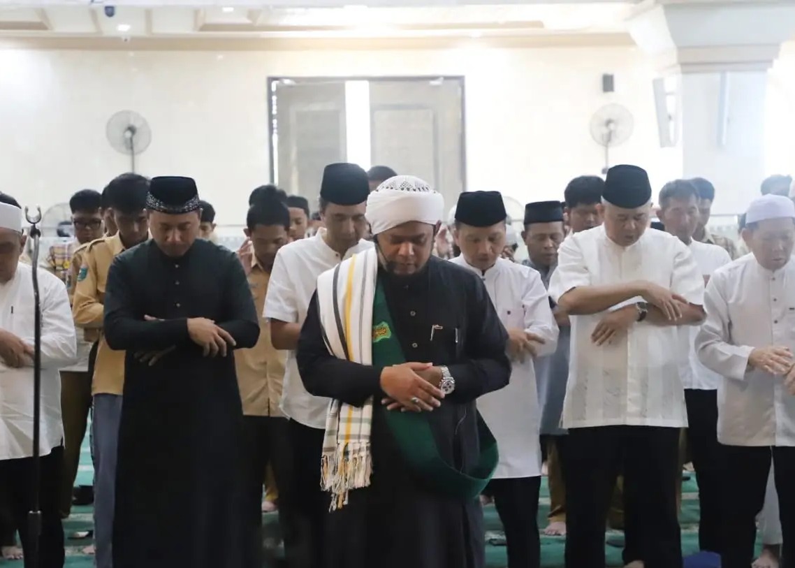 Minta Turun Hujan, Pejabat Pemprov Kaltim Gelar Salat Istisqa di Samarinda