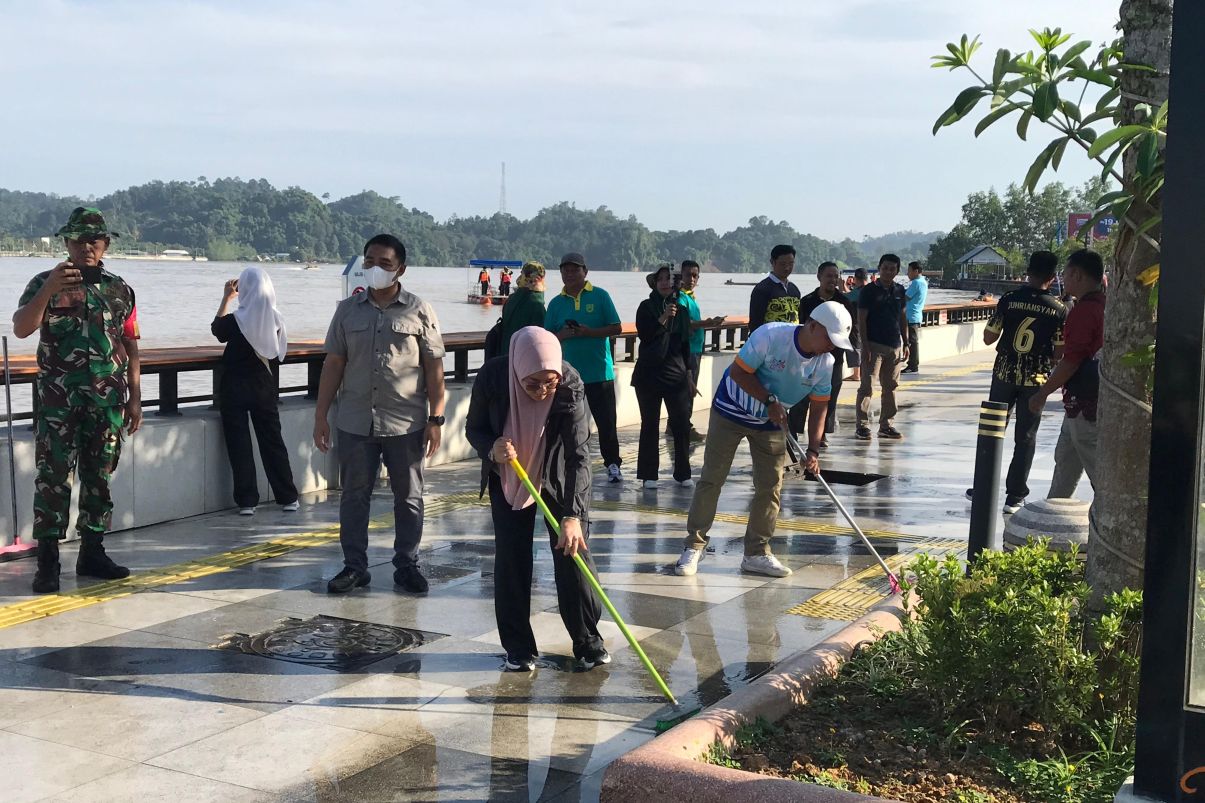 Bupati Berau Pimpin Aksi Bersih Kawasan Tepian, Bangun Budaya Peduli Sampah dari Warga hingga UMKM