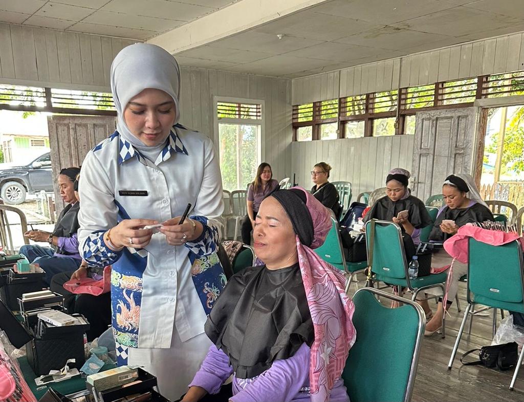 DP3A Kukar dan IWAPI Ajari Ibu-Ibu di Kecamatan Kenohan Cara Merias Wajah
