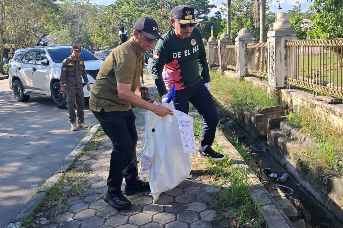 Peringati Hari Lingkungan Hidup Sedunia, Pemprov Kaltim Edukasi Masyarakat Melalui Aksi Pungut Sampah