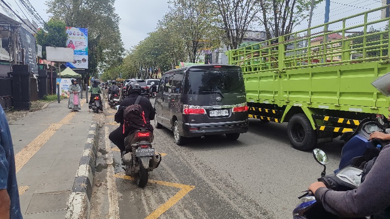 Dishub Samarinda Awasi Ketat Titik Pelanggaran Parkir Dekat Pedagang Kue di Jalan Juanda.