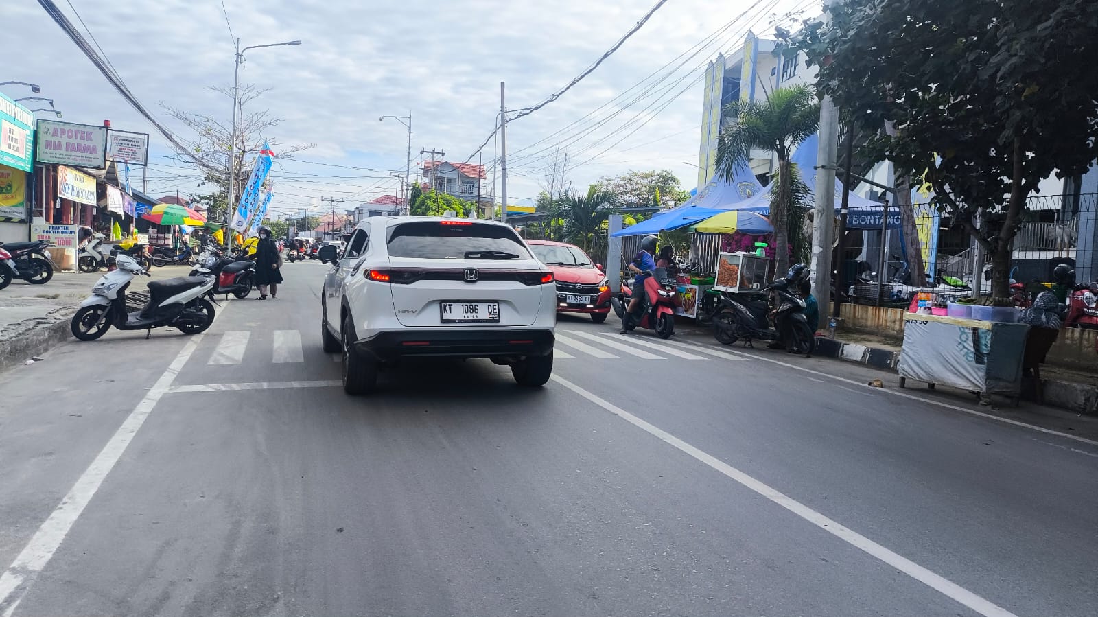 Siap-Siap, Pedagang Kaki Lima Berjualan di Atas Trotoar Akan Digusur