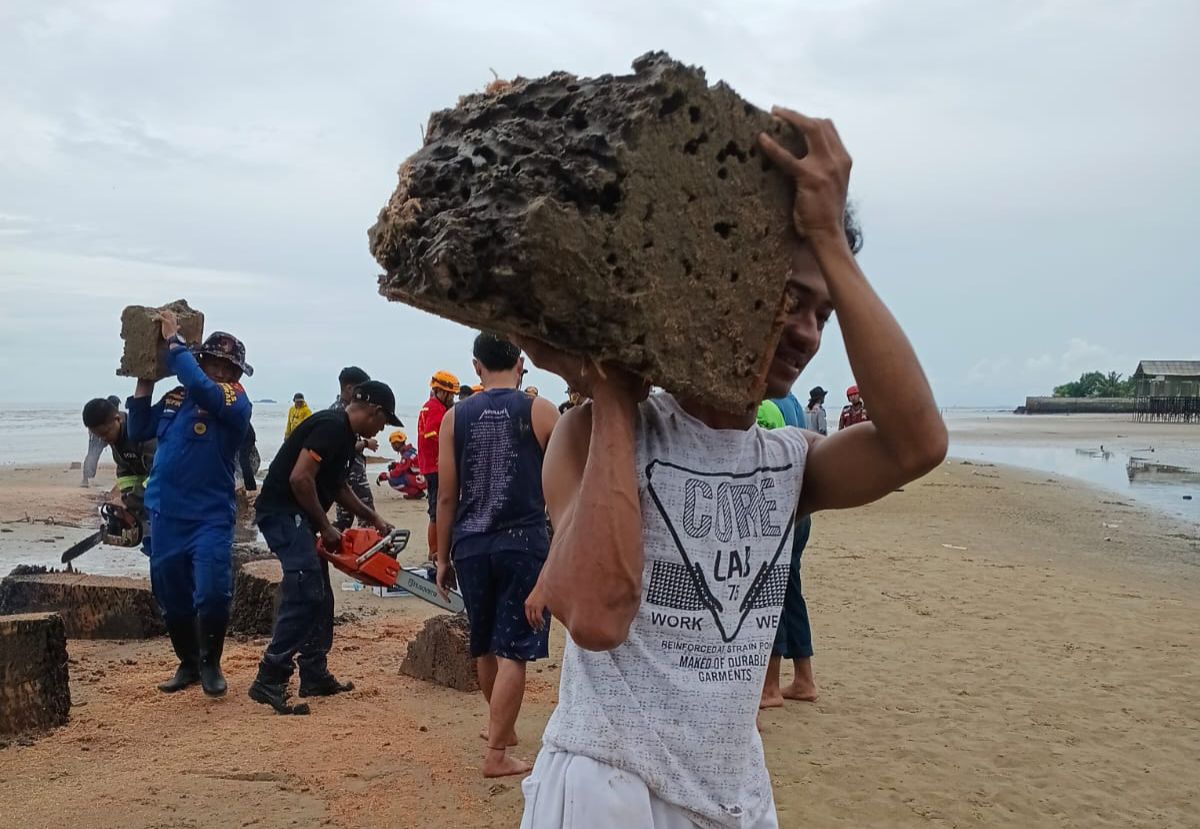  Evakuasi Kayu Gelondongan di Pesisir Balikpapan Dikebut Sebelum Pasang, BPBD Turunkan Gergaji Mesin