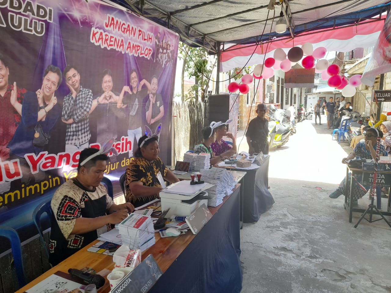 Tarik Minat Pemilih, Petugas KPPS Tampilkan Suasana Unik di Sejumlah TPS di Kota Samarinda