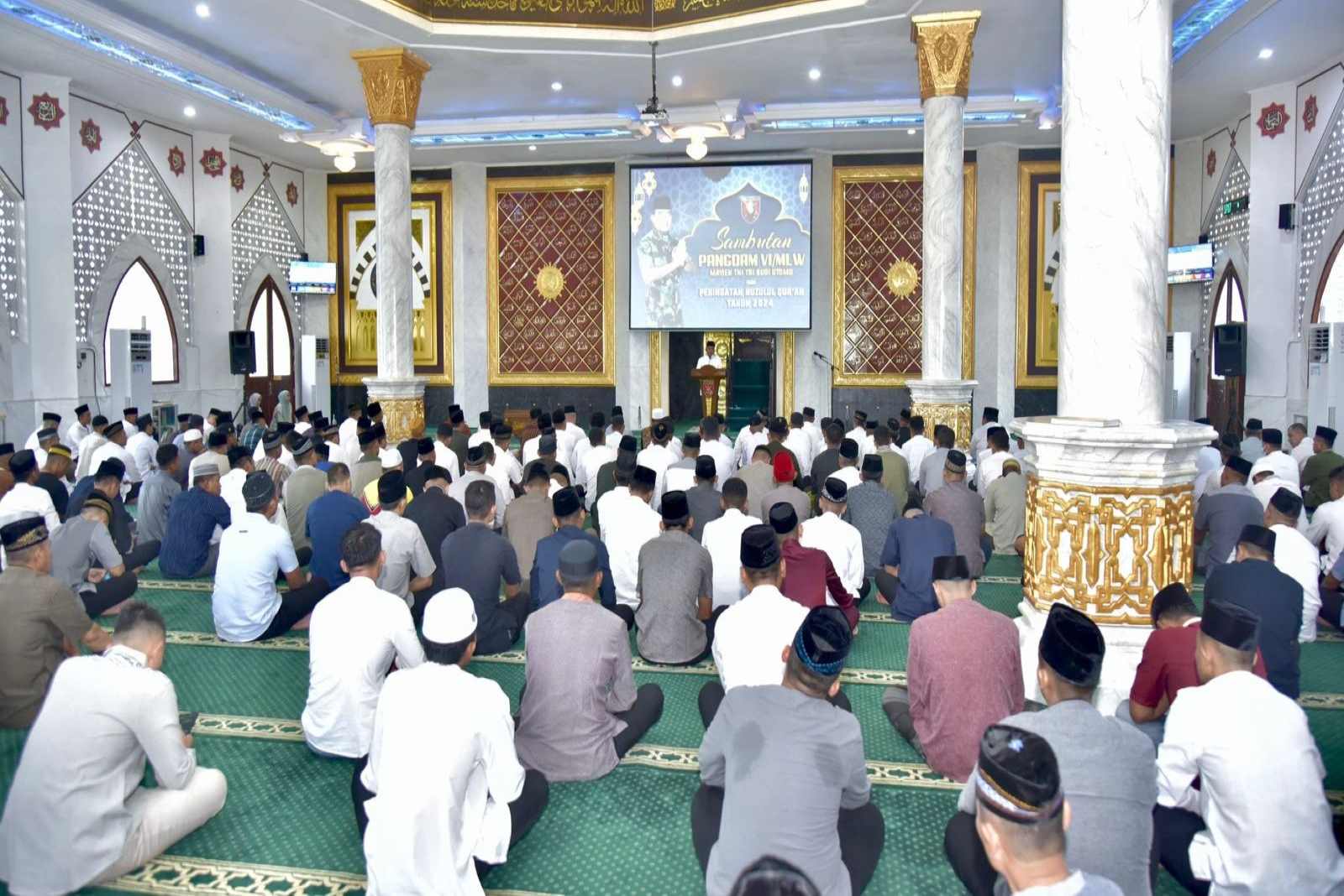 Pangdam VI/Mulawarman Pimpin Prajurit TNI Hadiri Peringatan Nuzulul Quran di Masjid Sudirman