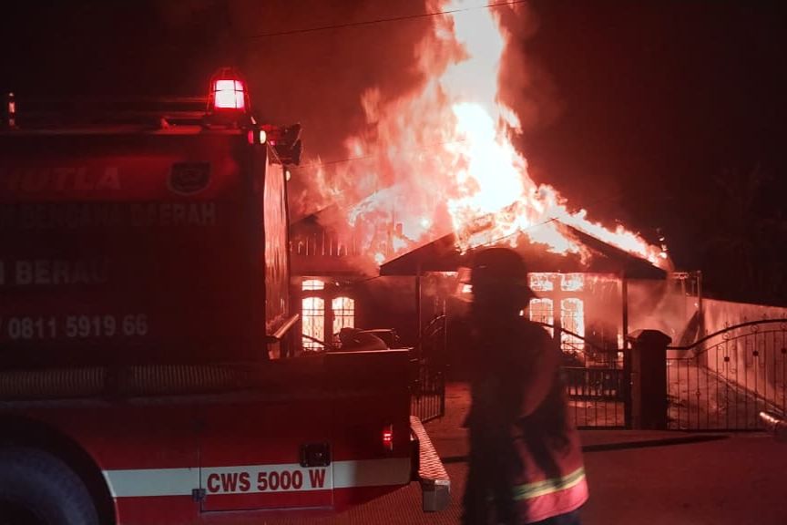 Breaking News! Rumah Kosong di Tanjung Redeb Terbakar