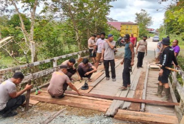 Polsek Melak Perbaiki Akses Vital Warga