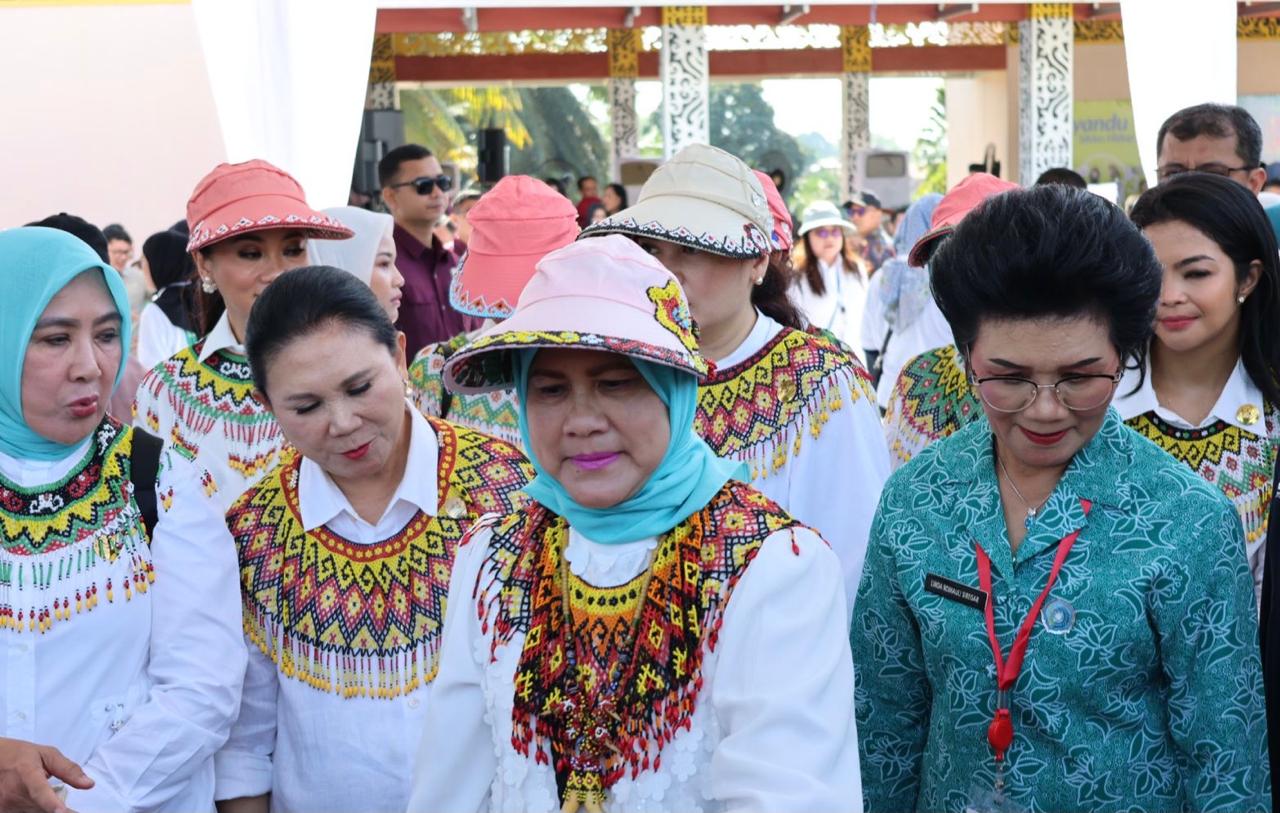 Ketika Ketua TP-PKK PPU Sambut Kunjungan Iriana Jokowi dan Para Istri OASE KIM