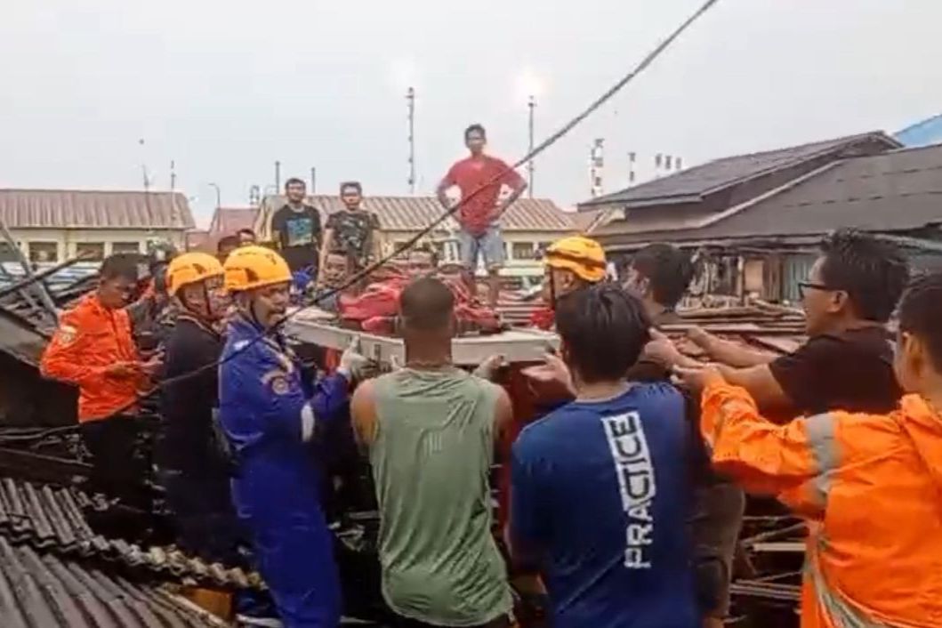 Bangunan Nonpermanen di Balikpapan Roboh Diterjang Angin, Pedagang Tewas Saat Berteduh