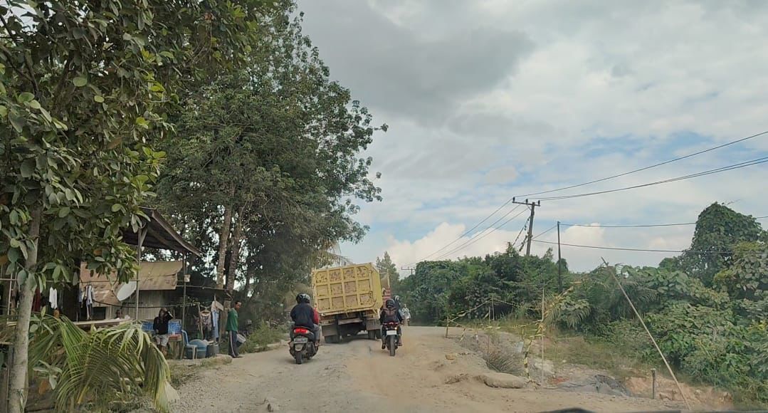 Kapan Diperbaiki? Longsor di Jalan Nasional Sangatta–Bengalon Mengancam Pengendara