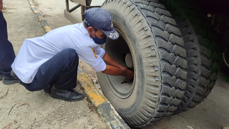 Dishub Samarinda Gembosi Ban Kontainer Parkir Liar di Kawasan Jembatan Mahulu