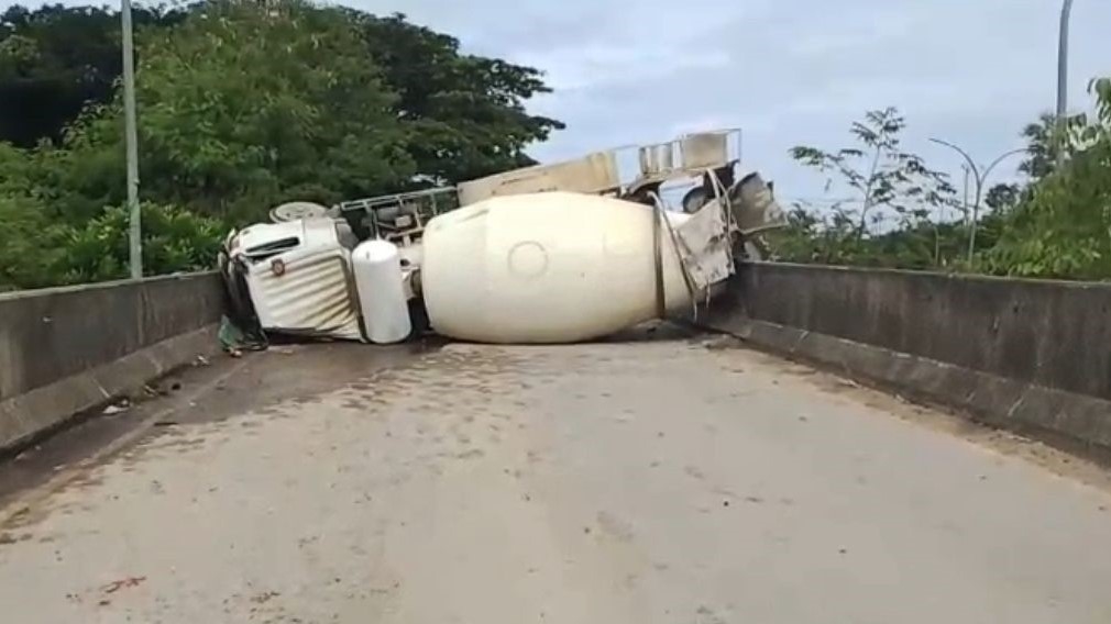 Truk Molen Terguling di KM 13 Karang Joang Balikpapan, Lalu Lintas Dialihkan